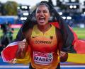 Bild: Sven Hoppe/dpa
Kugelstoß-Olympiasiegerin Yemisi Mabry freute sich über EM-Bronze.