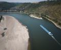 Bild: Thomas Frey/dpa
Die niedrigen Wasserstände am Rhein behindern den Transport von Öl und Sprit - das treibt die Preise. (Archivbild)