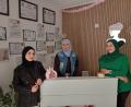 Bild: Stephanie Hladik
Nasim Baidoun (Mitte) und ihre Schwester Latifa Baidoun (rechts) sind stolz auf ihren Salon für kosmetische Anwendungen. Zahlreiche Zertifikate dokumentieren ihre Aus- und Weiterbildungen. Latifas Tochter Sidra Al Khalaf (links) arbeitet in Nürnberg und unterstützt die beiden in der Anfangszeit beim Social-Media-Auftritt.