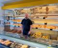 Bild: ihl
Christoph Ritz steht hinter der Verkaufstheke in der Kirchstraße: Die Stullner Filiale der Bäckerei wird bald geschlossen – genauso wie der Laden in Dürnsricht.