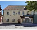 Bild: Gertraud Portner
Für das Geschäftshaus Marktplatz 6 in Oberviechtach lag dem Stadtrat ein Antrag auf Nutzungsänderung vor. Dabei ging es um Brandschutzmaßnahmen, um auch den rechten Gebäudetrakt (Schaufenster des ehemaligen Bäckerladens) in eine gastronomische Nutzung einbinden zu können.