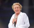 Bild: Scott A Garfitt/Invision/AP/dpa
„Mir geht es schon viel besser“, teilte Rod Stewart mit. (Archivbild)
