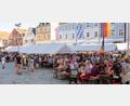 Bild: Michael Knietsch
Das 50. Marktplatzfest des Musikzugs erwies sich einmal mehr als echter Besuchermagnet. Hirschaus Innenstadt wurde zu einer einzigen Partymeile.