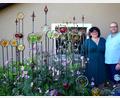 Bild: Norbert Weis
Tom und Pia, neben dem Anemonenbeet am Hauseingang in Frankenhof, mit einer vielfältigen Anzahl farbenprächtiger Gartenstelen, welche aus Butzenglasscheiben hergestellt wurden.