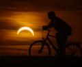 Bild: Patrick Pleul/dpa
Ein Junge auf einem Fahrrad betrachtet die partielle Sonnenfinsternis in Jacobsdorf, im östlichen Brandenburg.