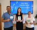 Bild: Simon Hauck, Stadt Amberg
Oberbürgermeister Michael Fritz, Elena Berschneider (Abfallberatung) und Elisabeth Keck (Leiterin des Amtes für Ordnung und Umwelt) stellten den neuen „CO₂-Check“ vor.
