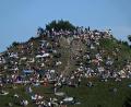 Bild: Felix Hörhager/dpa
Erste Besucher bevölkern den Olympiaberg im Münchner Olympiapark, um von dort die partielle Sonnenfinsternis zu beobachten.