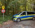 Bild: Birgitta von Gyldenfeldt/dpa
Nach dem Fund eines menschlichen Torsos sucht die Polizei rund um den Fundort in einem Waldstück nach Spuren.