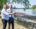Bild: Armin Weigel/dpa
Bayerns Verkehrsminister Christian Bernreiter (l, CSU) will die Donau rasch weiter ausbaggern, um die Binnenschifffahrt auch bei Niedrigwasser länger zu ermöglichen. (Archivbild)