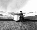Bild: picture alliance / dpa
Er war wohl der Erste, der ein Motorflugzeug in die Luft brachte: Gustav Weisskopf vor seiner Maschine. (Archivbild)