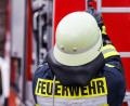 Bild: Philipp von Ditfurth/dpa
Als die Feuerwehr am Brandort eintrifft, schlagen Flammen aus dem Mehrfamilienhaus. (Symbolbild)