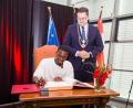 Bild: Moritz Frankenberg/dpa
Dennis Schröder hat sich nun schon mehrmals ins Goldende Buch der Stadt Braunschweig eingetragen.