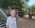 Bild: bl
Der kleine Wald (im Hintergrund) gehört für die scheidende Pfreimder Kindergartenleiterin Gabi Schönberger zu den Lieblingsplätzen in St.-Martin.