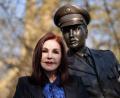 Bild: Boris Roessler/dpa
Priscilla und Elvis waren sechs Jahre lang verheiratet. (Archivbild)