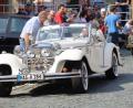 Bild: Rainer Sollfrank
Dieses weiße Elisar-Cabriolet, das auf Mercedes-Benz-Technik beruht, schaute sich auch Bürgermeister Roman Schäffler bei einem der bisherigen Treffen einmal genauer an. Auch heuer werden die Oldtimer zur Vorstellung über den Stadtplatz rollen.
