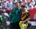 Bild: Federico Gambarini/dpa
Der eine war Nationaltorwart, der andere will es werden: Manuel Neuer (l) und Jonas Urbig. (Archivbild)