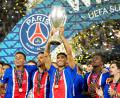 Bild: Darko Bandic/AP/dpa
Achraf Hakimi von PSG reckte den Pokal als Supercup-Sieger in die Höhe.