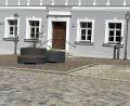 Bild: Andreas Ascherl 
Der Amberger Schrannenplatz bei 32 Grad im Schatten. Niemand will sich bei dieser Temperaturen auf das neue Sitzmöbel in der prallen Sonne setzen.