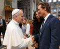 Bild: Vatican Media/IPA via ZUMA Press/dpa
Oscar-Preisträger Matthew McConaughey gab Papst Leo XIV. im Petersdom die Hand. (Archivbild)