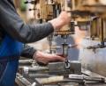Symbolbild: Monika Skolimowska/dpa
Die bayerische Metall- und Elektroindustrie rechnet 2026 mit deutlich weniger neuen Ausbildungsverträgen. Gleichzeitig entwickeln sich die branchenübergreifenden Ausbildungszahlen in der Oberpfalz positiv.
