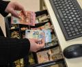 Bild: Jens Kalaene/dpa
Überwiegend können die Menschen im Euroraum mit Schein und Münze zahlen, wenn sie das wollen. (Symbolbild)