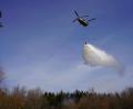 Archivbild: Ella Haendel/US-Armee
Im Ernstfall helfen auf dem Übungsplatz auch US-Militärhubschrauber beim Löschen. Das Bild von dem A CH-47 Chinook-Helikopter stammt von einer Übung aus dem April 2026.