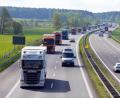 Bild: Soeren Stache/dpa
Der Verkehrsverband VDV lehnt den vermehrten Einsatz von sogenannten Lang-Lkw in Deutschland ab. (Archivbild).