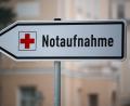 Bild: Jan Woitas/dpa
Sanitäter bringen den Rollerfahrer in ein Krankenhaus. (Symbolbild)