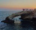 Bild: Petros Karadjias/AP/dpa
Ein junger Mann springt bei Sonnenuntergang im Ferienort Ayia Napa auf der im östlichen Mittelmeer gelegenen Insel Zypern von der natürlichen "Liebesbrücke" ins Meer.
