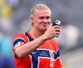 Bild: Tom Weller/dpa
Erling Haaland ist mit vier Guinness-Rekord-Urkunden ausgezeichnet worden. (Archivbild)