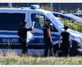 Bild: Hendrik Schmidt/dpa
Seit eine mit Sprengstoff bestückte Drohne auf dem Flughafen Leipzig/Halle gefunden wurde, laufen die Ermittlungen auf Hochtouren. Am Mittwoch war erneut die Spurensicherung vor Ort.