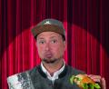 Bild: Alfons Doppelhammer
Fonse Doppelhammer präsentiert sein neues Programm „Zum Jammern glangt’s no ned!“ in Sulzbach-Rosenberg.