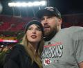 Bild: Charlie Riedel/AP/dpa
Football-Profi Travis Kelce (36) hat über seine Hochzeit mit Popstar Taylor Swift (36) gesprochen. (Archivbild)