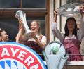 Bild: Karl-Josef Hildenbrand/dpa
Klara Bühl (2.v.r.): Nächste Trophäe für die Bayern-Frauen? (Archivbild)