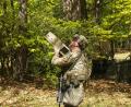 Symbolbild: Pfc. Kaleb Lampkin/US Army
Ein US-Soldat sucht während des Manövers "Combined Resolve" im April 2026 auf dem Truppenübungsplatz Hohenfels nach einer feindlichen Drohne, um diese mit einem "Dronebuster", einem Drohnenabwehrsystem, auszuschalten. Laut eines Berichts des Wall Street Journals ist das während der Übung nicht allzu oft gelungen.