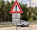 Archivbild: Gabi Schönberger
Die Straßenschäden auf der A 93 von Ende Juni sind zwar mittlerweile behoben. Blow-ups können bei den hohen Temperaturen dennoch immer auftreten. Deshalb gilt weiterhin Tempo 80 im Abschnitt zwischen Weiden und Wernberg.