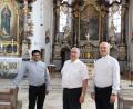Bild: Gertraud Portner
Stabwechsel in der Stadtpfarrkirche Oberviechtach: Kaplan Chinna Dola (links) geht ab 1. September nach Burglengenfeld und Pfarrvikar Thomas Hösl (rechts) unterstützt künftig Stadtpfarrer Dekan Alfons Kaufmann (Mitte).