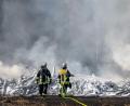 Bild: Peter Kneffel/dpa
Ein Böschungsbrand hat einen Feuerwehreinsatz ausgelöst.