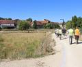 Bild: Heidi Franitza
Dieser Fußweg führt von der Auerbacher Straße am linksliegenden Rückhaltebecken zum Baugebiet „Am Weihergarten“.