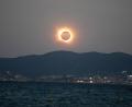 Bild: Clara Margais/dpa
Mallorca am Mittwochabend: Die Sonne scheint hinter dem Mond während der totalen Sonnenfinsternis.