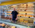 Bild: ihl
Christoph Ritz steht hinter der Verkaufstheke in der Kirchstraße: Die Stullner Filiale der Bäckerei wird bald geschlossen – genauso wie der Laden in Dürnsricht.