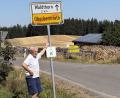 Bild: fvo
Ehrenbürger der Marktgemeinde Waldthurn, Georg Schmidbauer, wohnt seit vielen Jahrzehnten im Bergdorf Oberbernrieth. Bisher war ihm das offensichtliche Entfernungswirrwarr am sogenannten Oberbernriether Affenpass jedoch – wie vielen anderen auch – nicht aufgefallen.