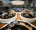 Bild: Arne Dedert/dpa
Frankfurter Börse: Die Dax-Konzerne steigern in Summe ihre Gewinne, aber die Lage ist zweigeteilt. (Archivbild)