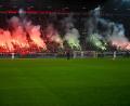 Bild: Harry Langer/dpa
Pyrotechnik brennt beim Spiel FC Augsburg - FSV Mainz 05 im September 2024. (Archivbild)