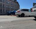 Bild: Heike Unger
Hitze macht auch den Straßen zu schaffen: Sie sorgt für Spurrinnen auf den Fahrbahnen. Wie das aussieht, kann man am Amberger Kreisverkehr, vor dem Cineplex-Kino, sehen.