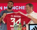 Bild: Manuel Schwarz/dpa
Neuzugang Saibari (l) und Sportvorstand Eberl zeigen das Bayern-Trikot mit der Nummer 34.