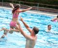 Symbolbild: Christoph Reichwein/dpa
Eltern möchten, dass ihre Kinder sicher Spaß im Wasser haben können. Doch die Wartelisten für Schwimmkurse in Weiden und dem Landkreis Neustadt/WN sind lang.