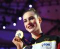 Bild: Marijan Murat/dpa
Darja Varfolomeev zeigt ihre Goldmedaille.