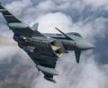 Bild: Mindaugas Kulbis/AP/dpa
Ein „Eurofighter Typhoon“ der italienischen Luftwaffe holte die Drohne vom Himmel. (Archivbild)