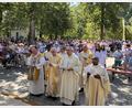 Bild: Marianne Moosburger
Fünf Pfarrer konzelebrierten die Eucharistiefeier am Morgen für Hunderte von Senioren am Freialtar.